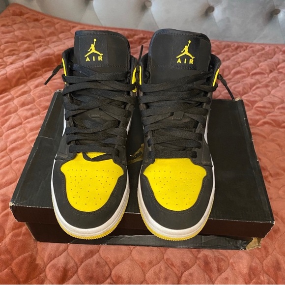 Jordan 1 Mid SE Yellow Toe 2019 - Picture 4 of 14